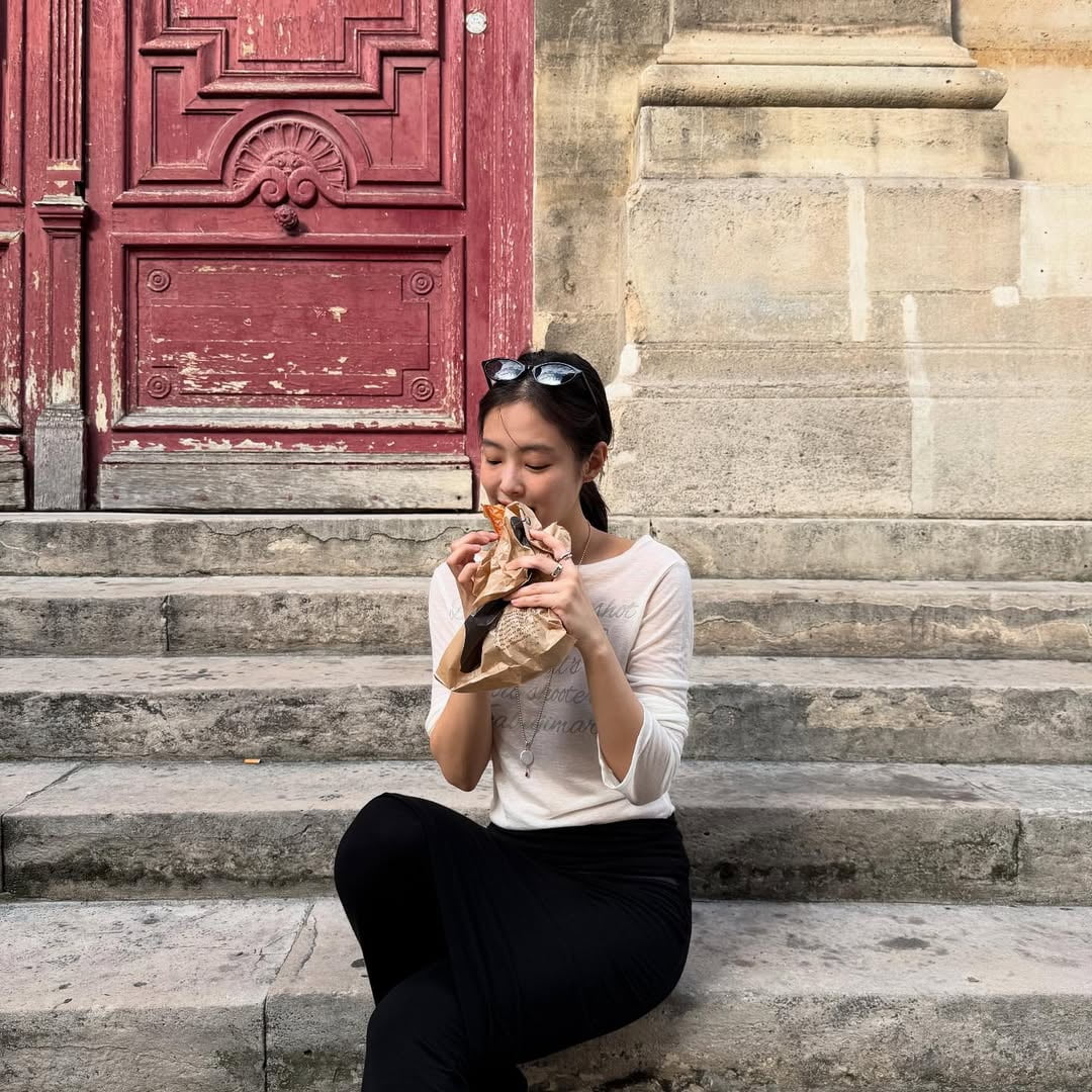 '게시글 1건당에 7억' 제니, 파리에서 전하는 일상 속 소소한 매력…싱그러운 여왕의 미소