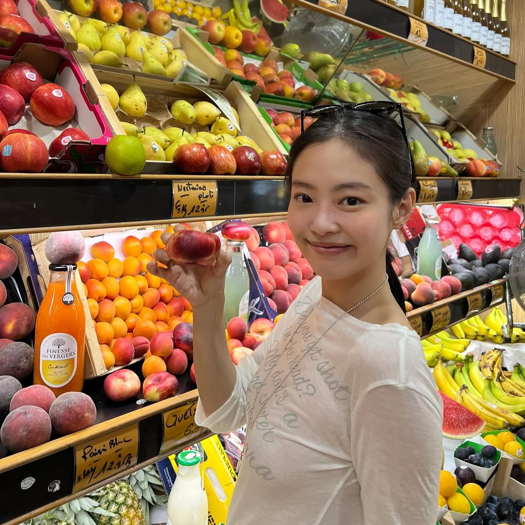 '게시글 1건당에 7억' 제니, 파리에서 전하는 일상 속 소소한 매력…싱그러운 여왕의 미소