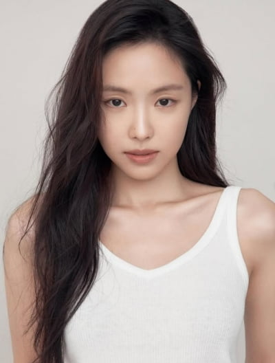 손나은, 새 프로필서 흰티+청바지 조합…깊어진 아이홀까지