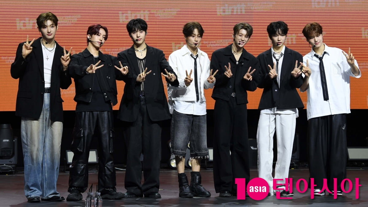 아이덴티티 unevermet, 첫 앨범 'unevermet' 데뷔 앨범[TEN포토+]