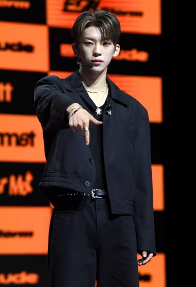 세븐틴, '24인조 신인' 샤라웃 받았다…"다양한 매력, 꽉 찬 무대 멋있어"