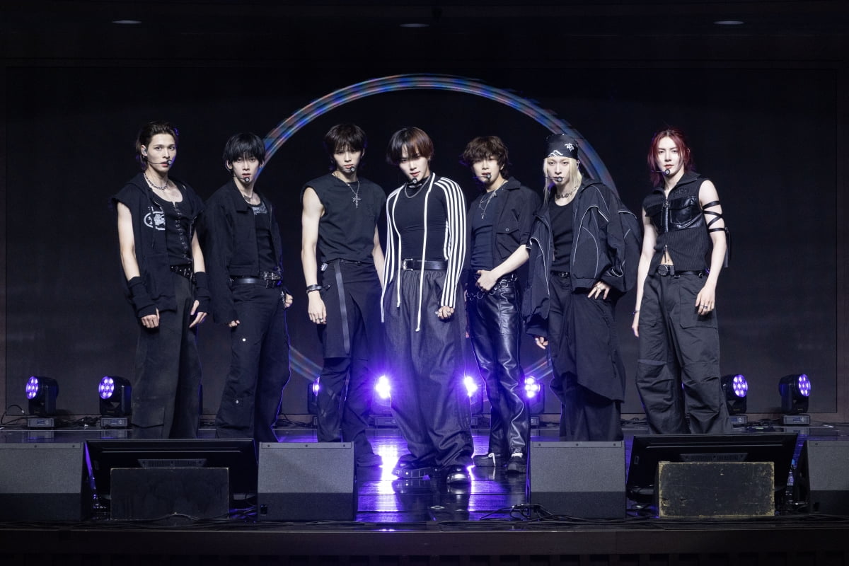 이 정도면 맞춤복…앰퍼샌드원, 딱 맞는 옷 입은 불량 천사들 [종합]