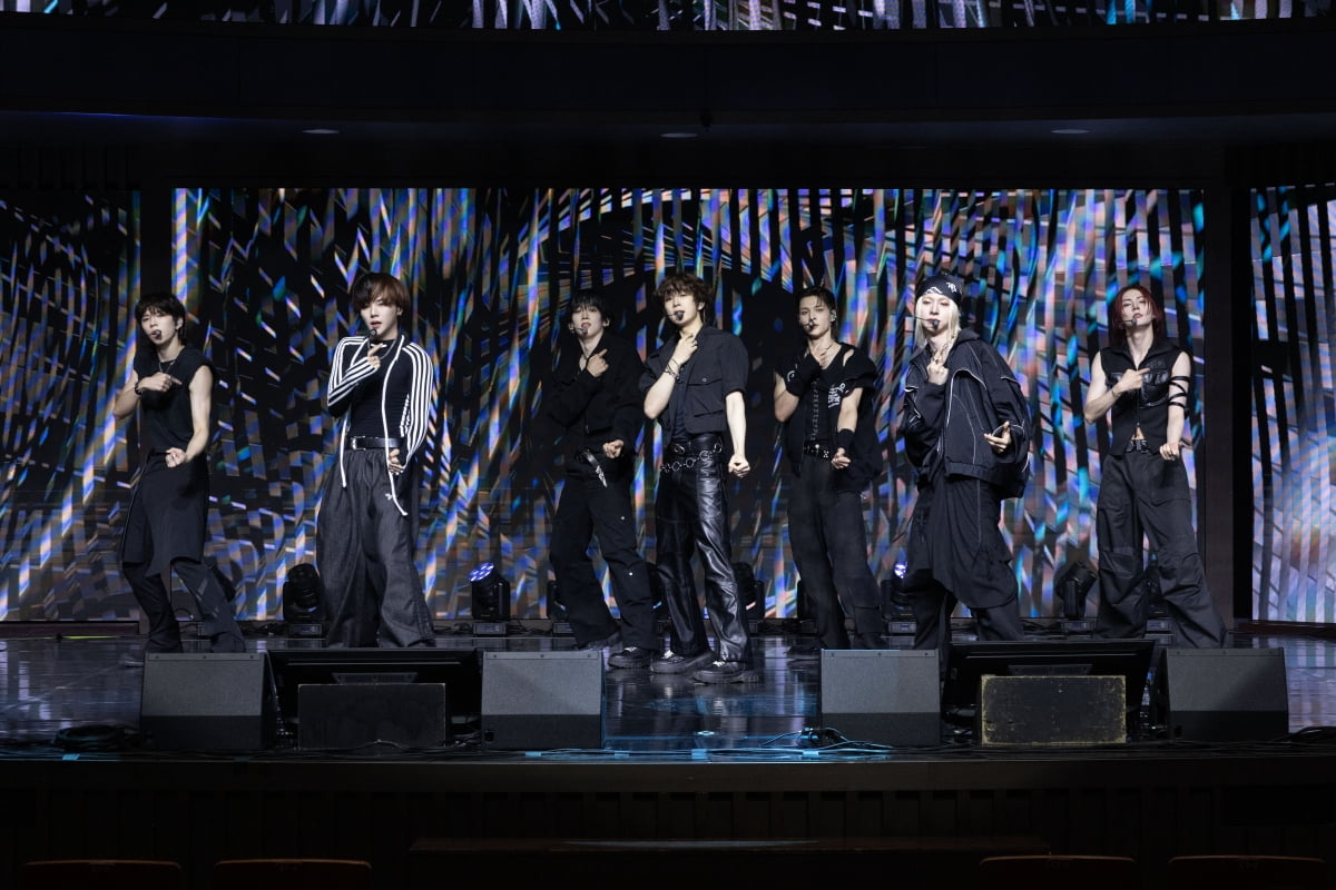 이 정도면 맞춤복…앰퍼샌드원, 딱 맞는 옷 입은 불량 천사들 [종합]