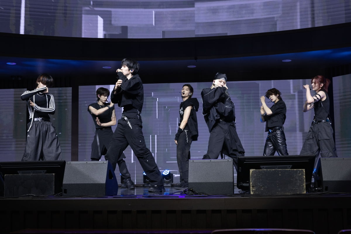 이 정도면 맞춤복…앰퍼샌드원, 딱 맞는 옷 입은 불량 천사들 [종합]