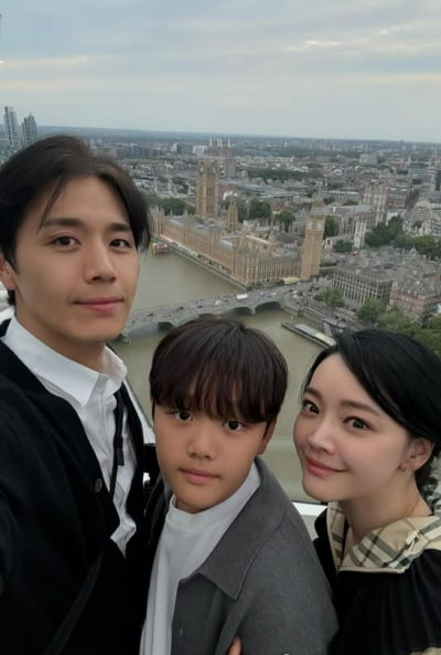 손준호·김소현 부부, 영국서 韓 빛냈다…가족 여행 갔다가 웬일이야