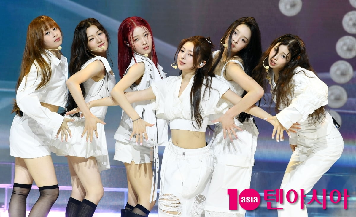 앳하트, 타이틀곡 '플롯 트위스트'로 상큼한 출발[TEN포토+]