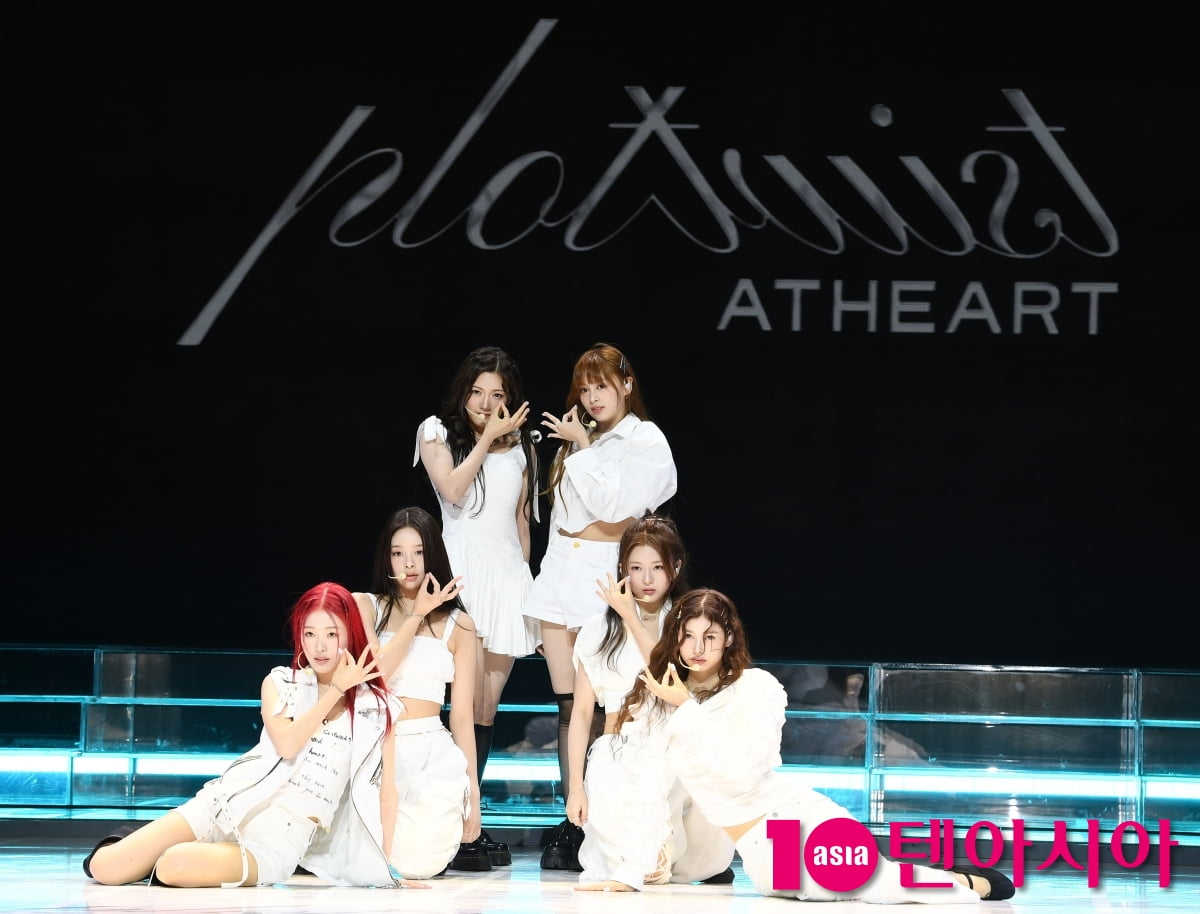 앳하트, 타이틀곡 '플롯 트위스트'로 상큼한 출발[TEN포토+]