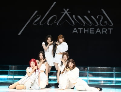앳하트, 타이틀곡 '플롯 트위스트'로 상큼한 출발[TEN포토+]