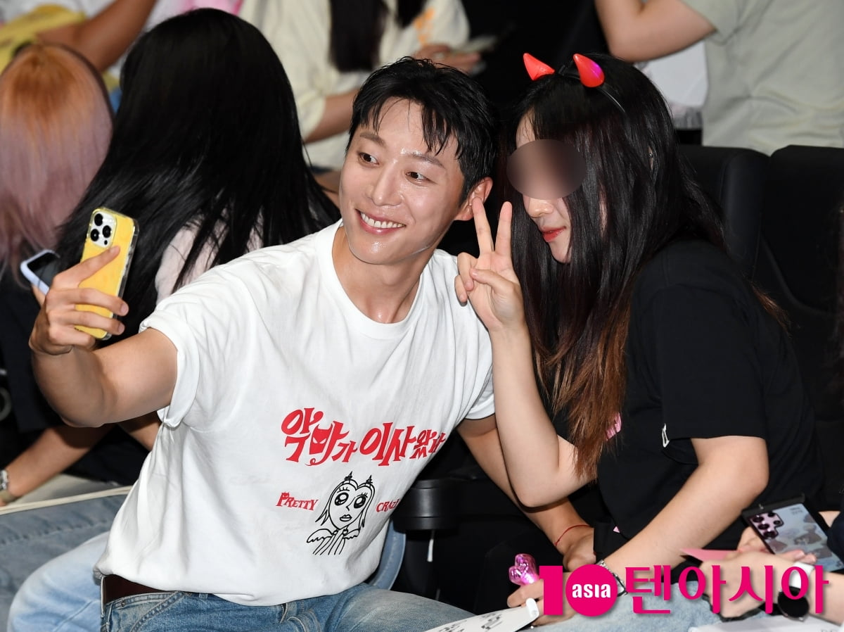 신현수, 팬 서비스하는 잘생긴 도사[TEN포토+]