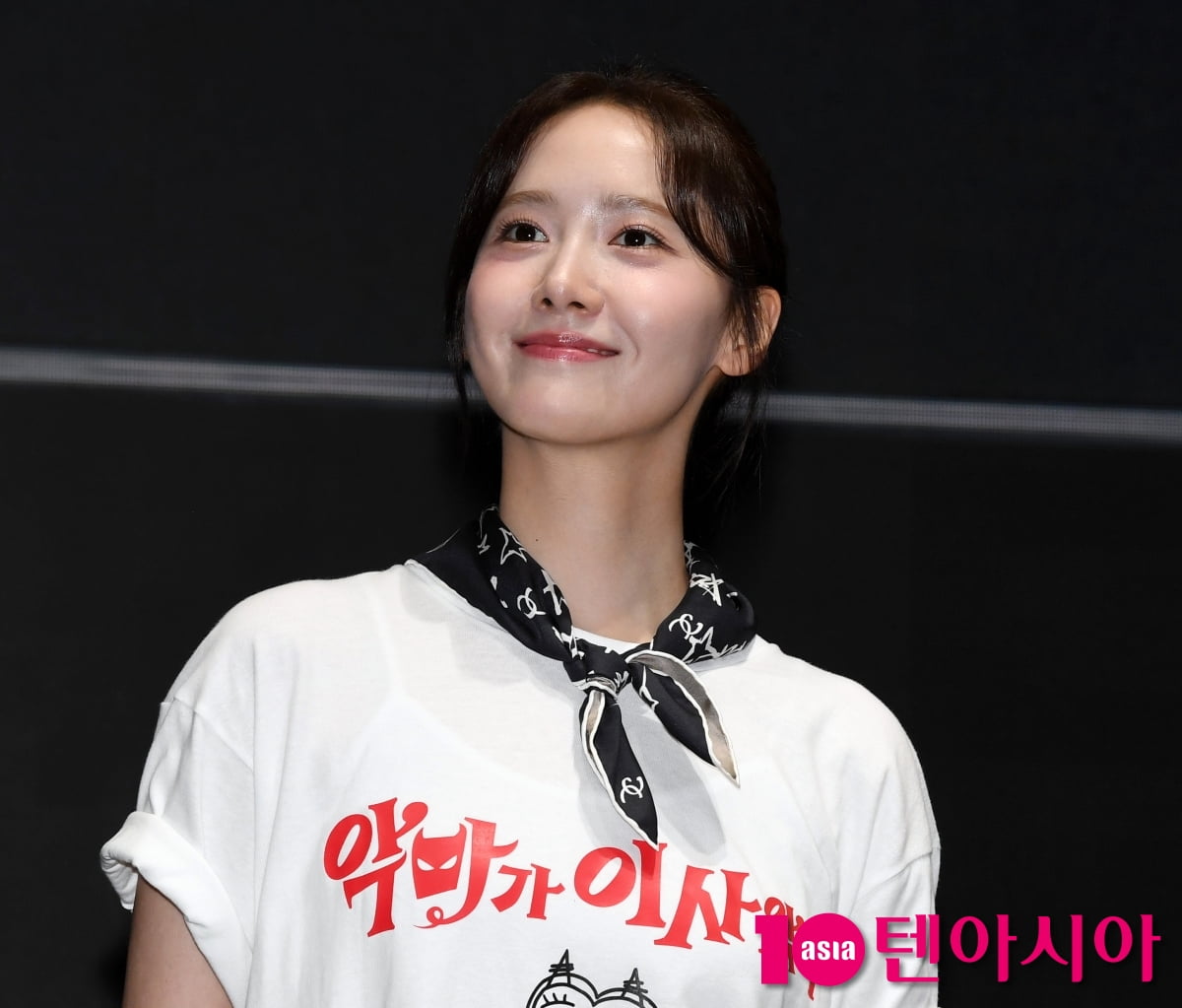 윤아, 밝은 돋보이는 미모...팬 서비스도 특급[TEN포토+]
