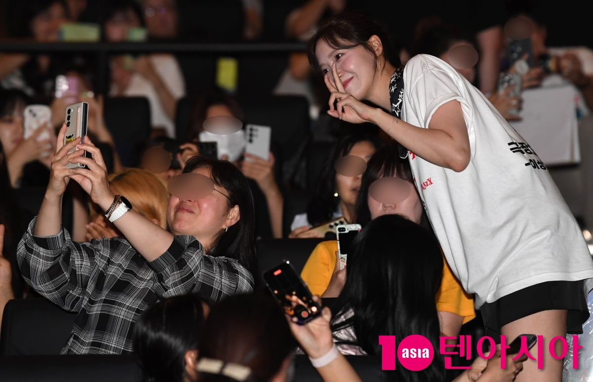 윤아, 밝은 돋보이는 미모...팬 서비스도 특급[TEN포토+]