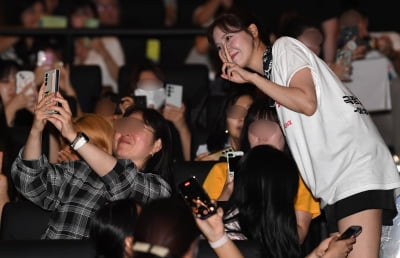 윤아, 밝은 돋보이는 미모...팬 서비스도 특급[TEN포토+]