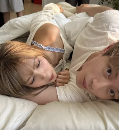 블핑 리사, ♥'LVMH 회장 아들' 어쩌고…사카구치 켄타로와 침대서 달달 근황