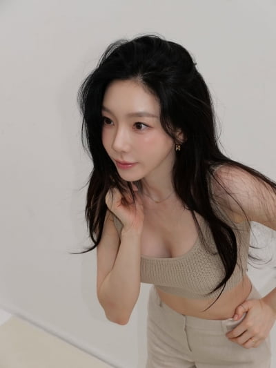 '36세' 태연, 세월 지나도 소녀미모 유지중…매끈한 어깨+새하얀 피부