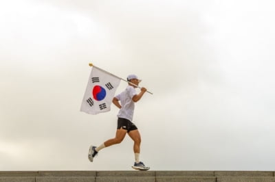 션, 광복절에도 완벽한 인성…81.5km 마라톤→23억원 기부