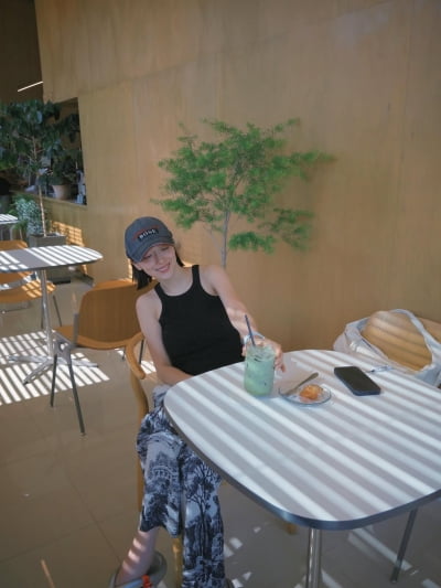 ピョ・イェジン、夏のカフェでの爽やかな日常を公開