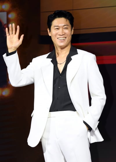 진선규, 색기 넘치는 '애마' 감독[TEN포토+]