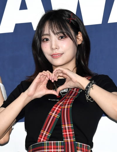 QWER's Siyeon Shines on the Blue Carpet at the 2025 K-World Dream Awards in Seoul