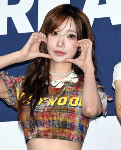 QWER Magenta Shines on the Blue Carpet at the 2025 K-World Dream Awards in Seoul