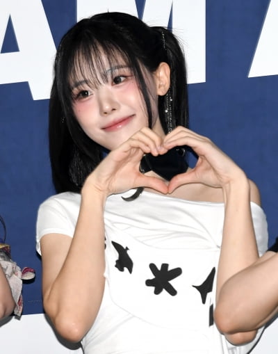 QWER's Hina Shines on the Blue Carpet at the 2025 K-World Dream Awards in Seoul