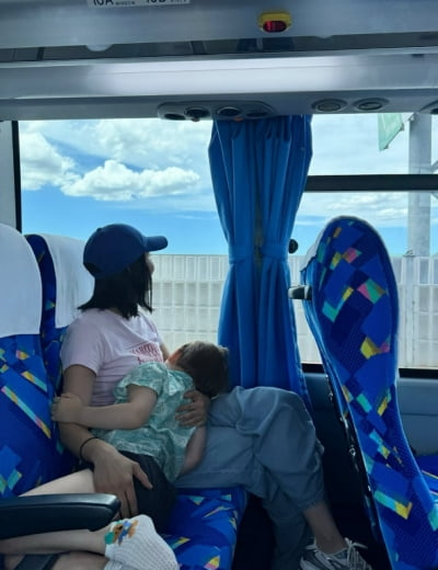 사유리 아들, 버스에 다리 접고 타야…타국에서 생활 중