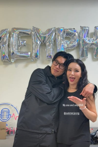 '응팔 모임 불참' 류준열, 2살 연상과 달달…"나의 디바" 애정 공세