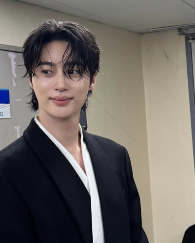 '100억 몸값' 변우석, 188cm 키 자랑하며 훤칠한 수트핏 뽐내…'소녀팬들 넘어가네'
