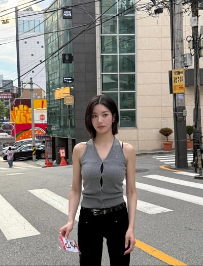 '성동구 24억 꼬마빌딩 건물주' 권은비, 민소매에 잘록 허리...역시 워타밤 여신