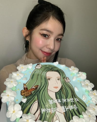 '34세' 레드벨벳 아이린, 꽃 보다 빛나는 아름다운 미모→'핑크 헤어마저 소화해'