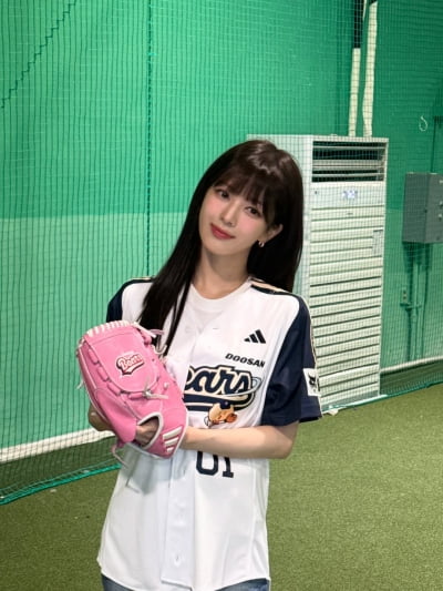 Actress Roh Jeong-eui Shines at Her First Pitch, Turning Baseball Stadium into a Fan Meeting