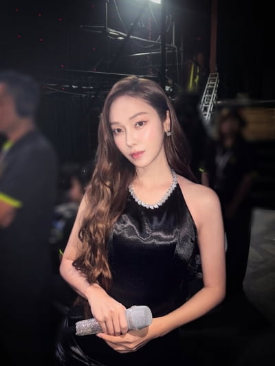 '12년째 열애' 제시카, 무대 위에서 빛나는 얼음공주의 매력…'블랙 드레스 찰떡이네'
