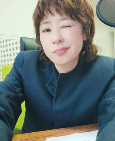 '163cm 48kg 48세 미혼' 최강희, 짧은 헤어에 보이쉬한 매력…장꾸미 가득한 미소 '심쿵'