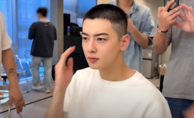 군대 간 차은우, 삭발 현장 공개했다…"몸과 마음 다치지 않게 잘 다녀올 것"