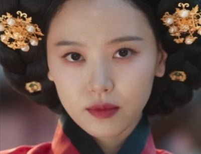 강한나, 1년 만에 서브롤로 내려갔는데…비주얼·연기력 다 잡고 존재감 자랑 ('폭군의')