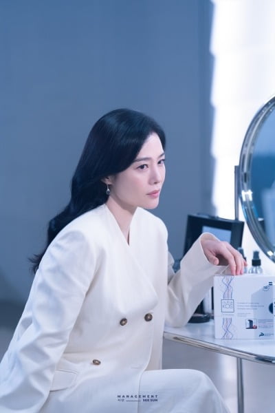 '48세 미혼' 김현주, 8년 만에 결별했다더니…고강도 관리로 이뤄낸 무결점 비주얼