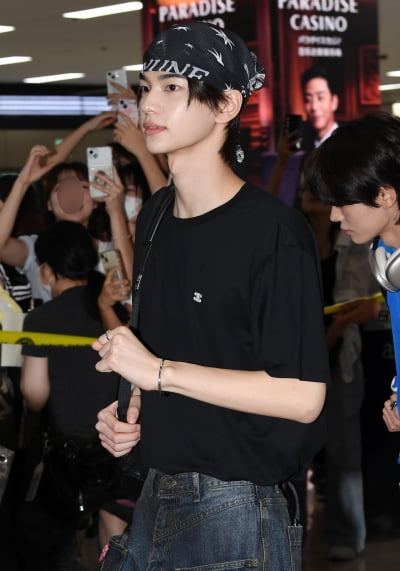투어스 신유, 달콤한 힙한 두건패션...반짝반짝[TEN포토]