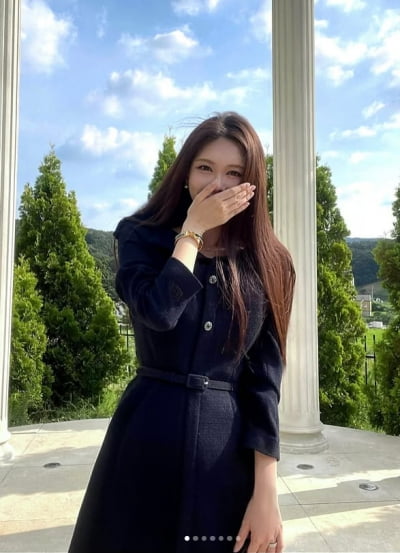 "눈물은 이제 그만"…티아라 멤버 큐리, 네 번째 손가락 반지 포착