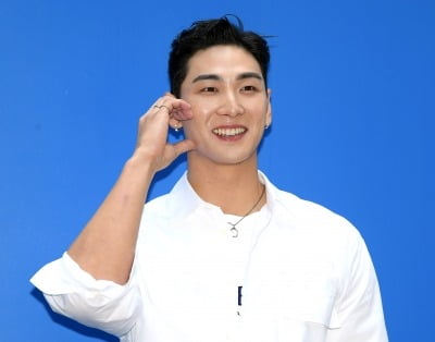 '30세' 뉴이스트 백호, 군대는 어쩌고…멤버들 병역 의무 중 '보플2' 심사위원 출격