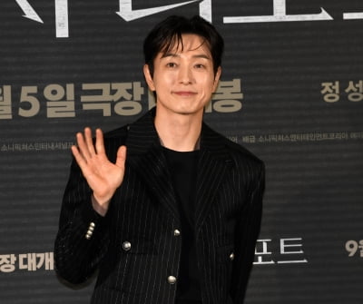 정성일, 법무부 장관 후보 됐다…또 한 번의 연기 변신 ('자필')