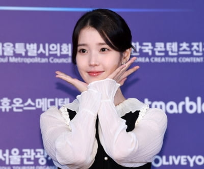 IU（アイユー）、2025 K-エキスポ授賞式に出席