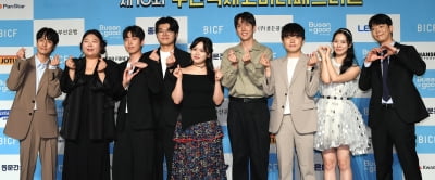 第13回釜山国際コメディフェスティバル、ブルーカーペットに韓国の人気コメディアンが集結