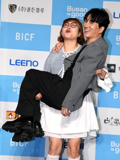 조수연-신윤승, 엽기적인 포즈...끝사랑으로 가나요?[TEN포토]
