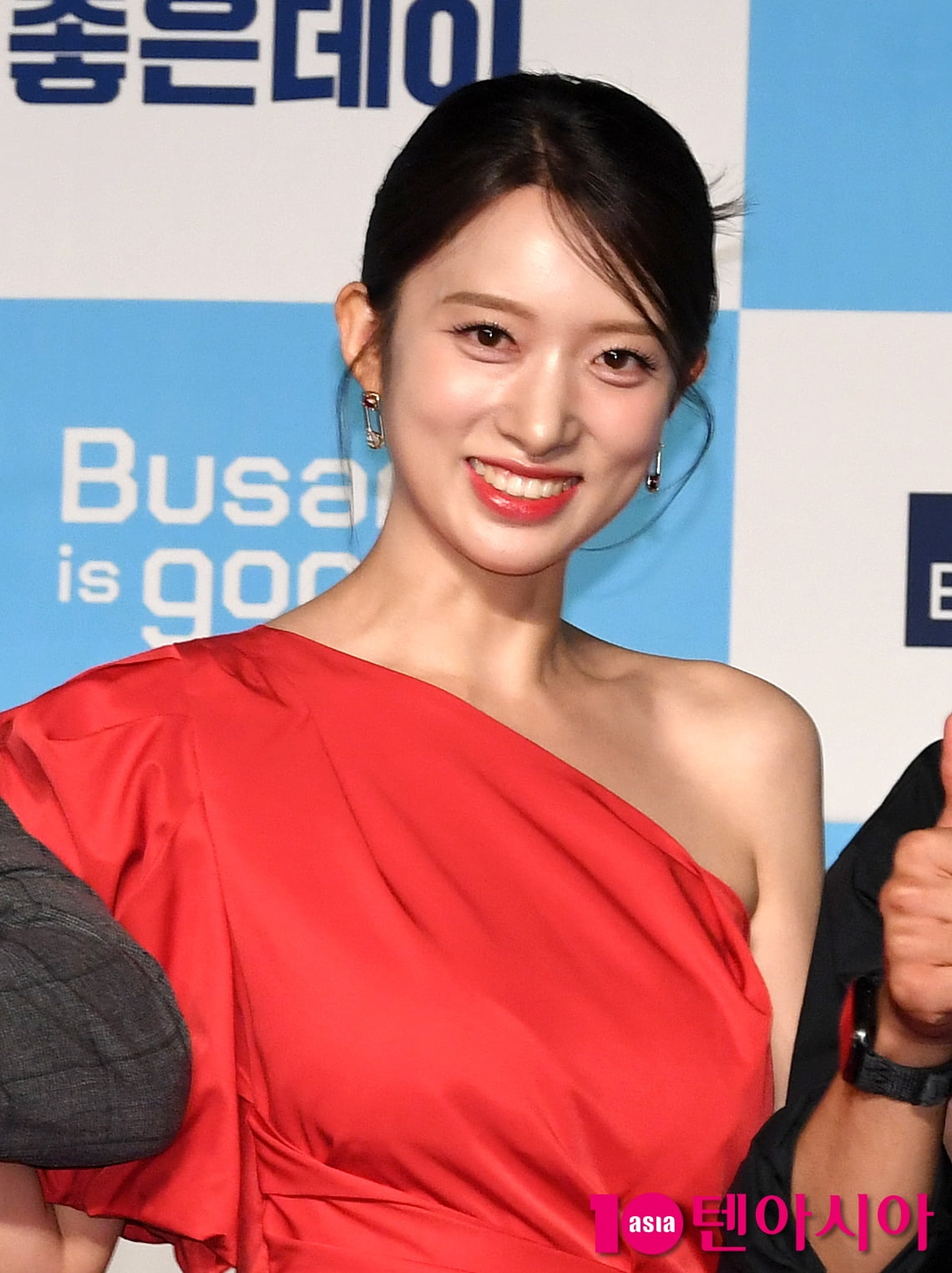 손민경, 강렬한 레드...쇄골미인[TEN포토]
