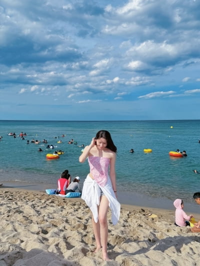 Influencer Seong Hae-eun Captivates with Summer Vibes in Beach Photos