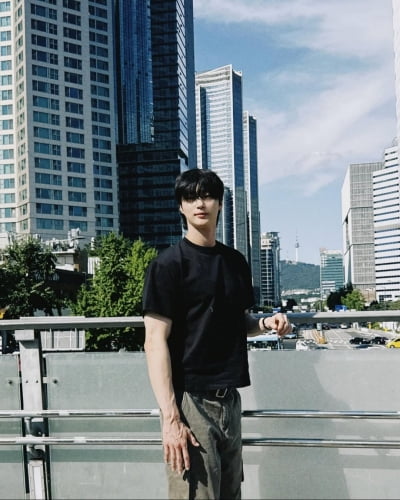 '100억 몸값' 변우석, 188cm 키 가진 승리자 답네…우월한 기럭지+밝은 미소에 '심쿵'