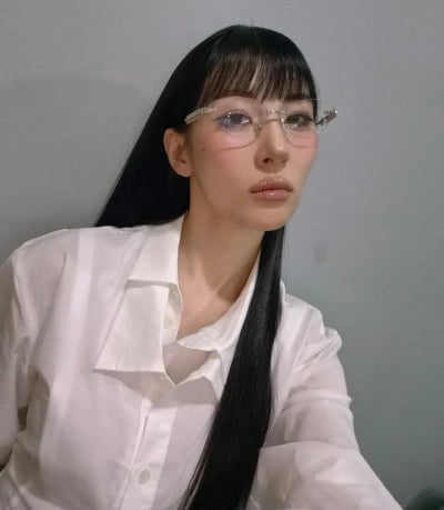 ワンダーガールズのソンミ、ホワイトシャツとミント色ベースギターで魅せるシックな舞台裏