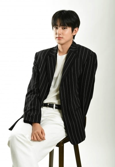 [단독] '박해준 아들' 김민규, '프듀' 6년 만에 '홍석천의 보석' 됐다…강유석 이어 매력 발산