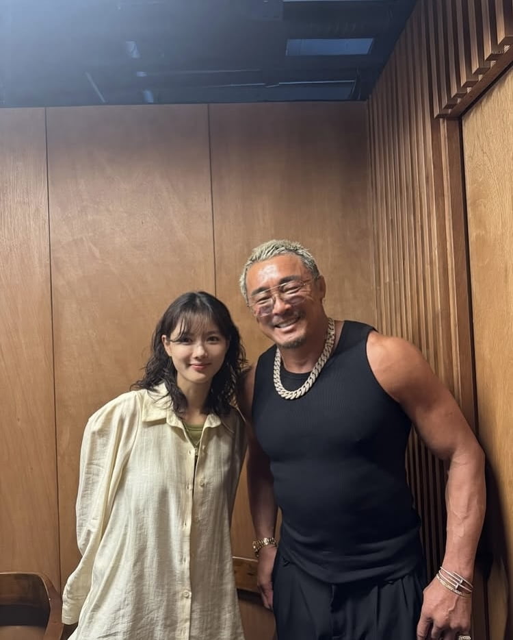 추성훈, 광대 찢어지네…김유정 앞 소년 미소