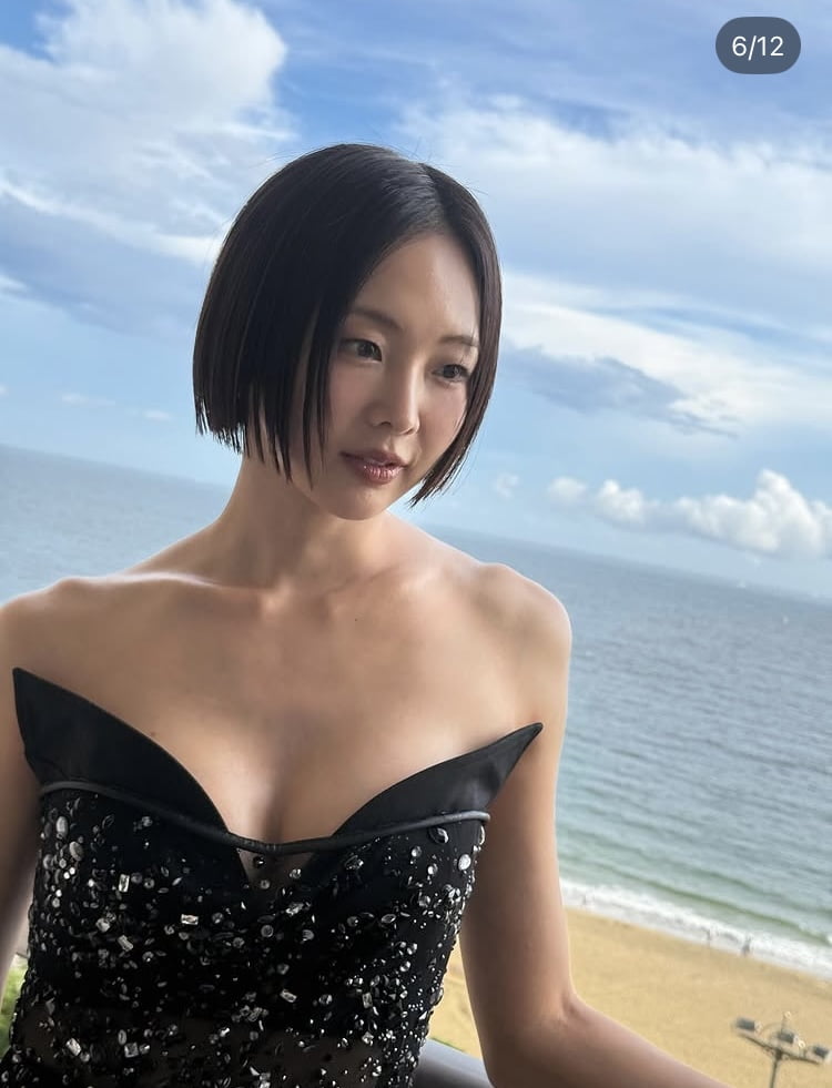 얼굴은 동글동글 귀요미인데…금새록, 아찔한 쇄골라인 노출