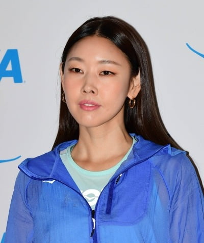 한혜진, '500평 별장' 근황 "망한 것 아냐…잔디 700장 직접 깔았다"
